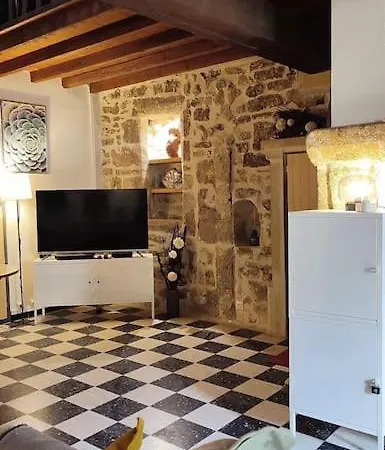 Entre Uzes Et Le Pont-du-gard Le Logis D'autrefois