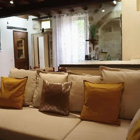 Entre Uzes Et Le Pont-du-gard Le Logis D'autrefois カスティヨン・デュ・ガール