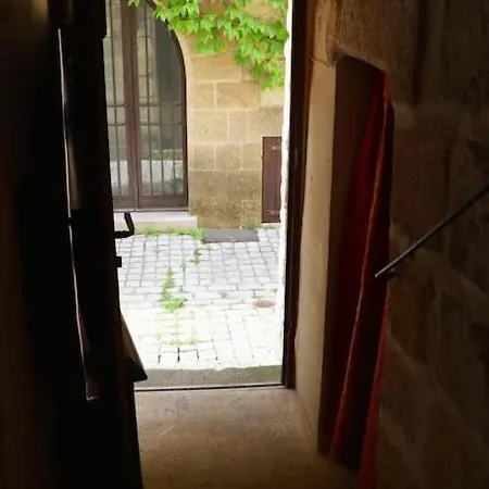 Entre Uzes Et Le Pont-du-gard Le Logis D'autrefois *